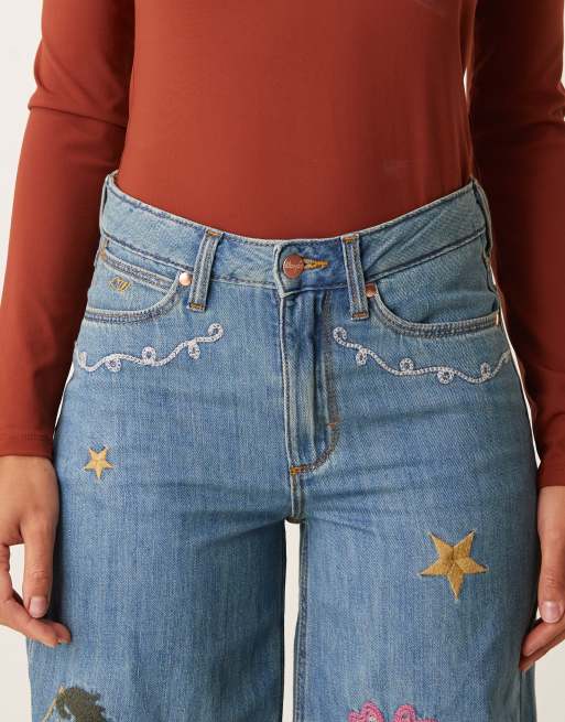 Vaqueros azules de pernera ancha con bordados de Wrangler x Lainey Wilson, 4 de 5