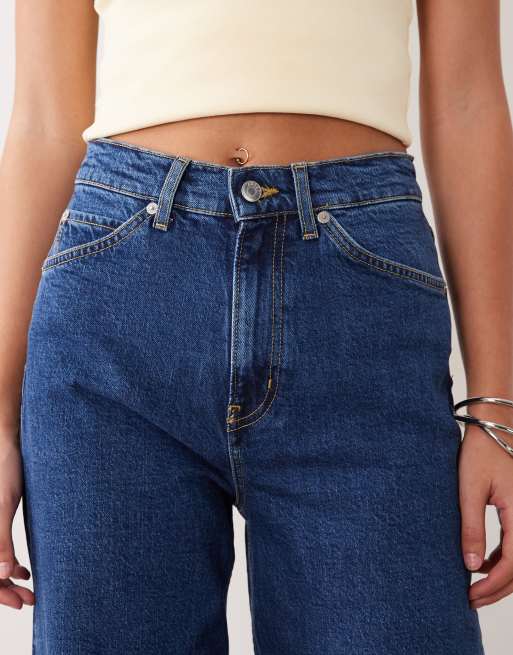 Vaqueros azules de pernera ancha y talle alto con lavado medio Lupine de ARKET, 5 de 5