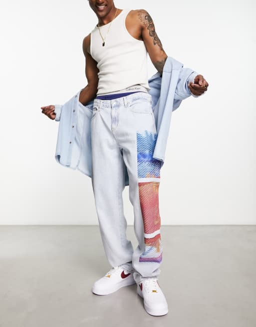 Vaqueros azules de pernera recta estilo años 90 con lavado medio y estampado gráfico de Calvin Klein Jeans