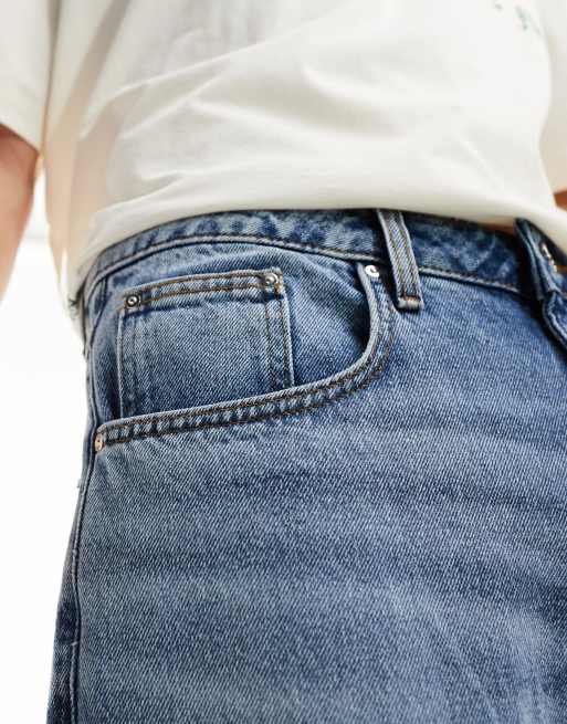 Vaqueros azules holgados con bajos amplios y lavado medio de ASOS DESIGN, 4 de 5