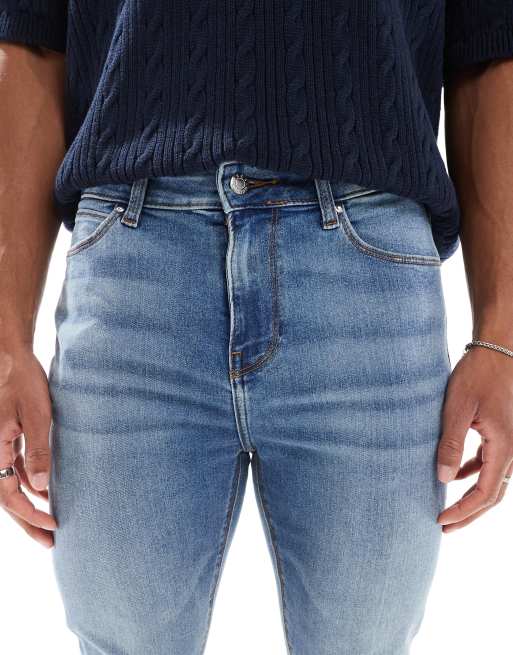 Vaqueros azules superelásticos con lavado medio de ASOS DESIGN, 4 de 5