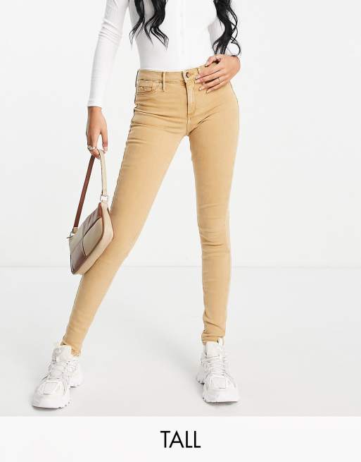 Vaqueros beis de corte pitillo con diseño moldeador en la parte trasera de River Island Tall