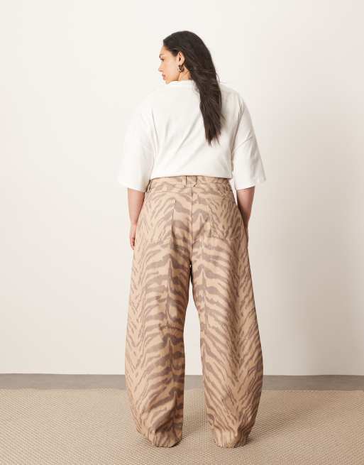Vaqueros beis de pernera barrel con estampado de tigre Sydney de ARRANGE Curve, 2 de 5