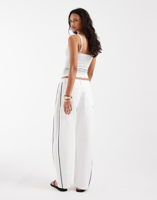 Vaqueros blancos de pernera barrel con ribetes negros laterales en contraste de ASOS DESIGN, 2 de 5
