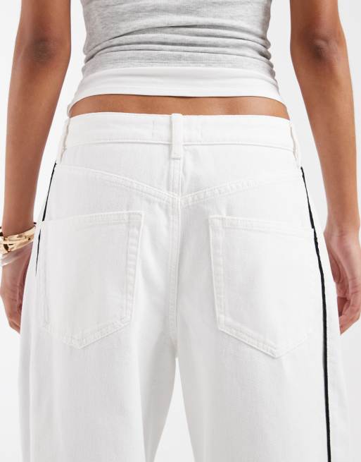 Vaqueros blancos de pernera barrel con ribetes negros laterales en contraste de ASOS DESIGN, 4 de 5