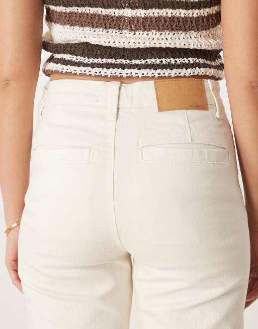 Vaqueros blancos de pernera recta con tapeta de botones de ASOS DESIGN, 4 de 5