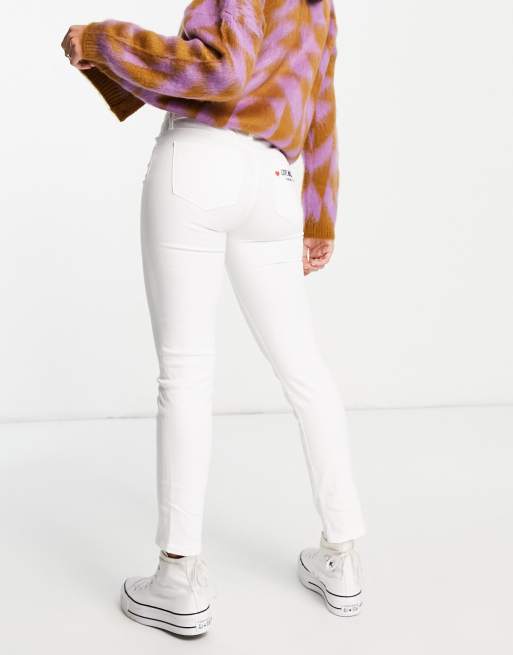 Vaqueros blancos pitillo con logo central de Love Moschino