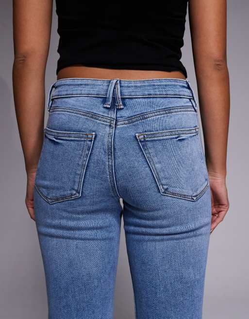 Vaqueros boot-cut de talle bajo con lavado azul medio de Good American, 5 de 5