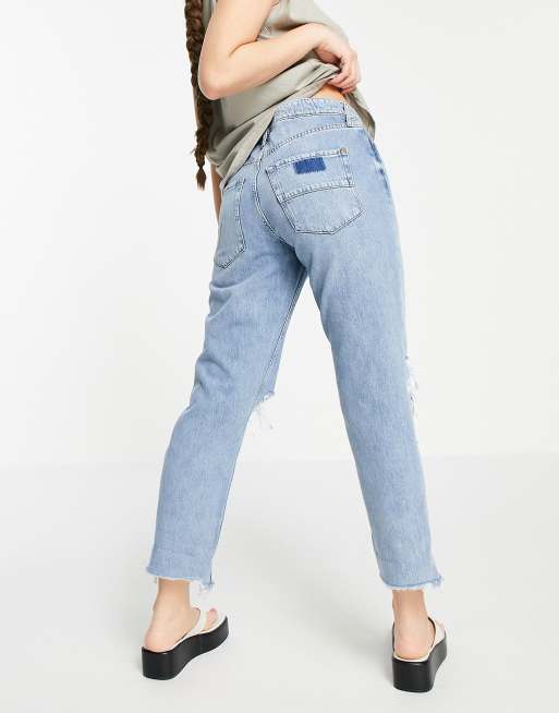 Vaqueros boyfriend azul auténtico medio con rodillas rasgadas de River Island, 2 de 4