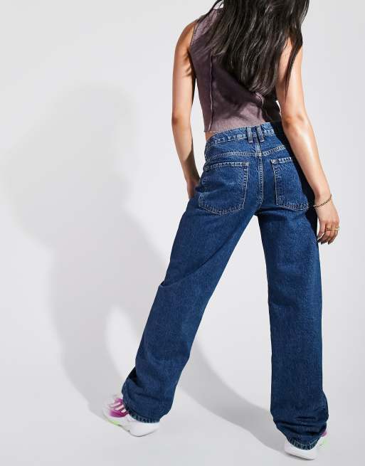 Vaqueros boyfriend holgados de talle bajo con lavado oscuro de mezcla de algodón de ASOS DESIGN - MBLUE