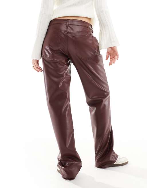 Vaqueros burdeos de talle bajo de cuero sintético de ASOS DESIGN, 5 de 5