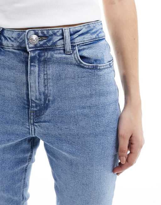 Vaqueros capri azul claro de corte tapered y talle alto Bella de Pieces, 2 de 5