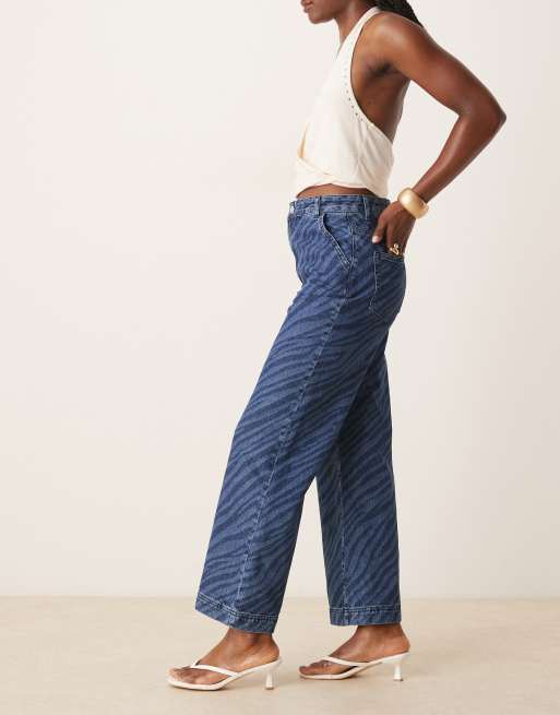 Vaqueros capri azul medio de pernera ancha con estampado de cebra láser de ASOS DESIGN, 3 de 5