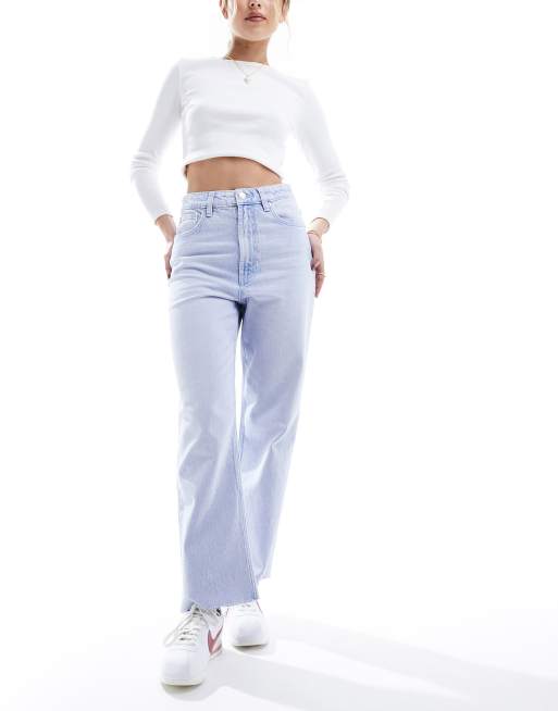 Vaqueros capri azul medio luminoso elásticos de pernera recta cómoda de ASOS DESIGN