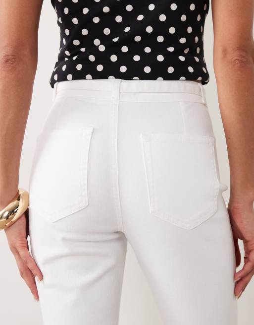 Vaqueros capri blancos con cinturón de ASOS DESIGN, 4 de 5