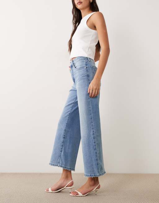 Vaqueros capri de corte palazzo con lavado azul claro Soft Tech Good Waist de Good American, 3 de 5
