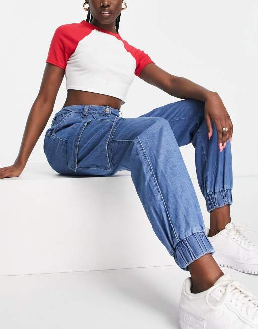 Vaqueros cargo azul medio capri con bajos ajustados de Rebellious Fashion