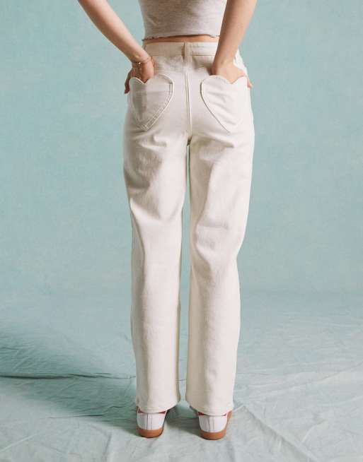 Vaqueros color crudo de pernera recta con bolsillos en forma de corazón de Miss Selfridge