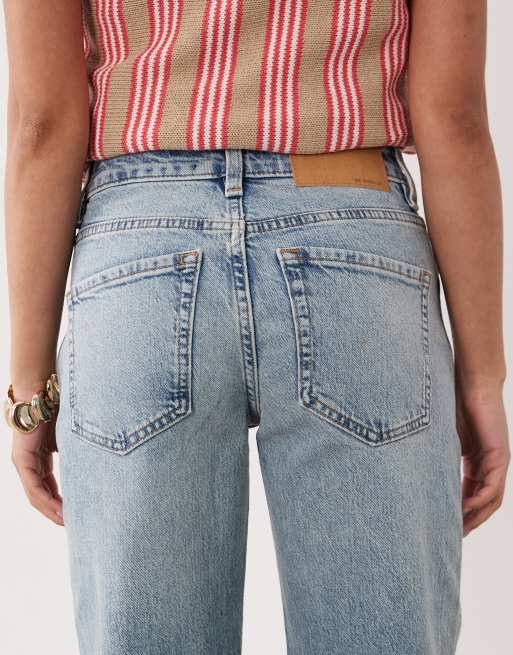Vaqueros cómodos elásticos de pernera recta y talle medio con lavado claro de ASOS DESIGN Petite, 4 de 5