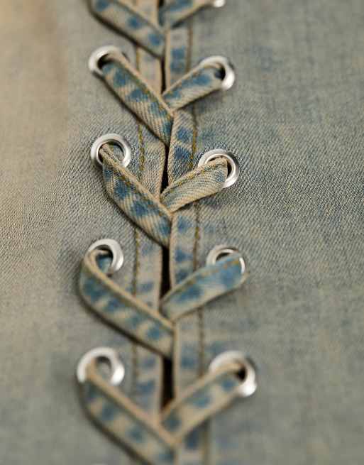 Vaqueros con detalle de cordones en los laterales de Miss Selfridge, 4 de 5