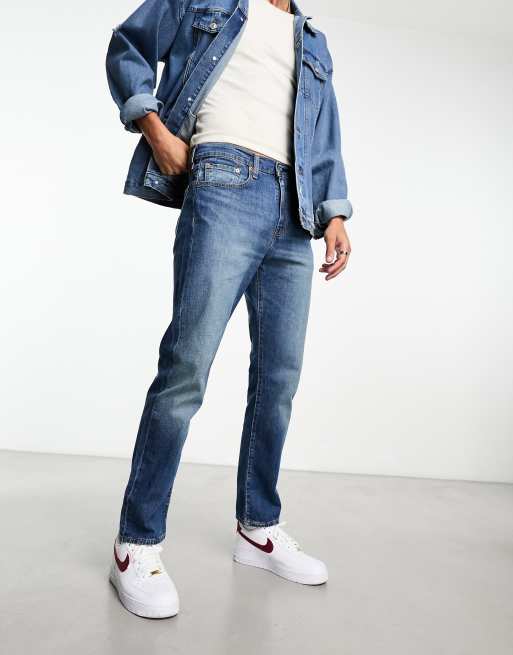 Vaqueros con lavado azul medio de corte tapered 502 de Levi's
