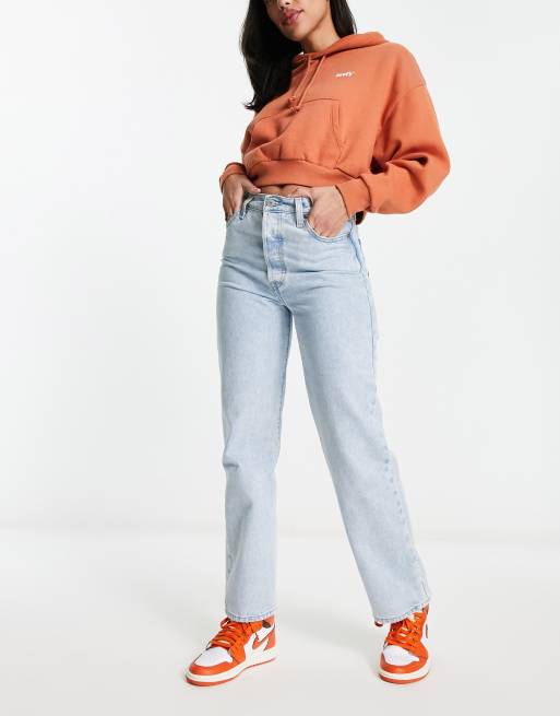 Vaqueros con lavado claro y diseño rasgado de corte capri y talle muy alto Ribcage de Levi's