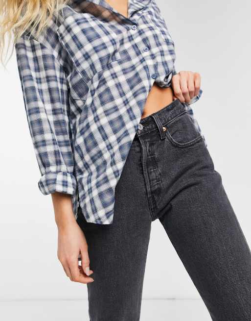Vaqueros con lavado negro de corte recto capri y talle alto 501 de Levi's, 3 de 4