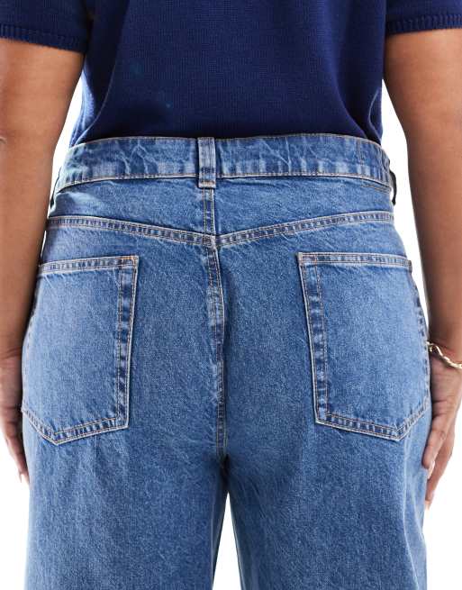 Vaqueros dad azul medio de pernera ancha de ASOS DESIGN Curve, 4 de 5