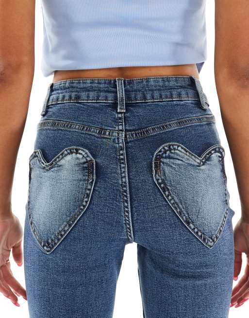 Vaqueros de campana azul añil lavado con bolsillos en forma de corazón de Miss Selfridge, 4 de 5
