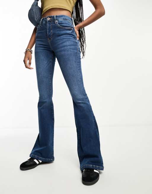 Vaqueros de campana azul medio de talle alto de River Island Tall, 4 de 5