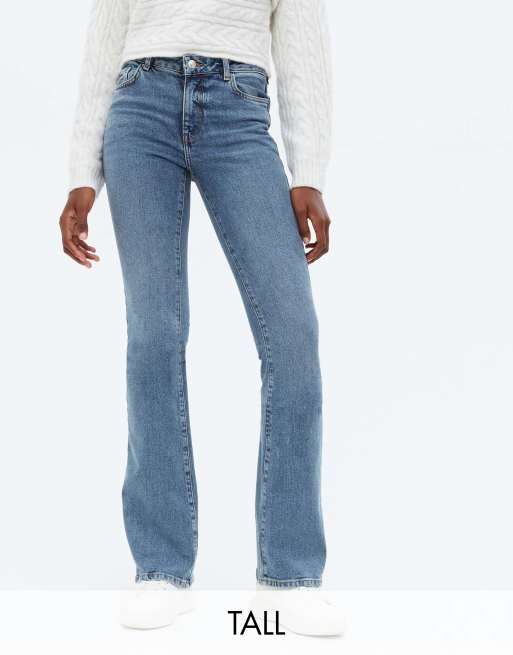 Vaqueros de campana azules con lavado medio de New Look Tall