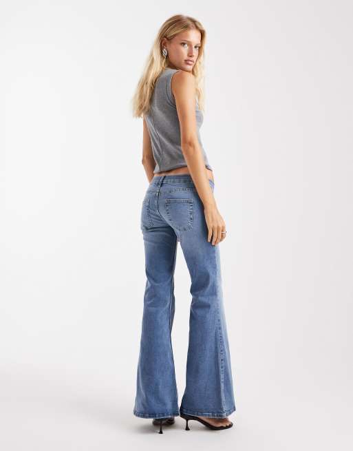 Vaqueros de campana azules de talle muy bajo con lavado medio de ASOS DESIGN, 2 de 5
