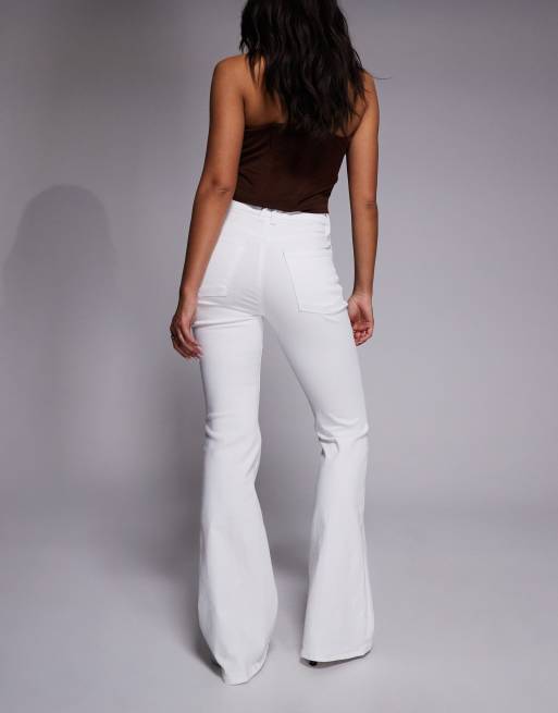 Vaqueros de campana blancos de talle alto Good Legs de Good American, 3 de 5