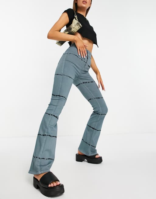 Vaqueros de campana color cerceta con estampado efecto tie dye de Topshop