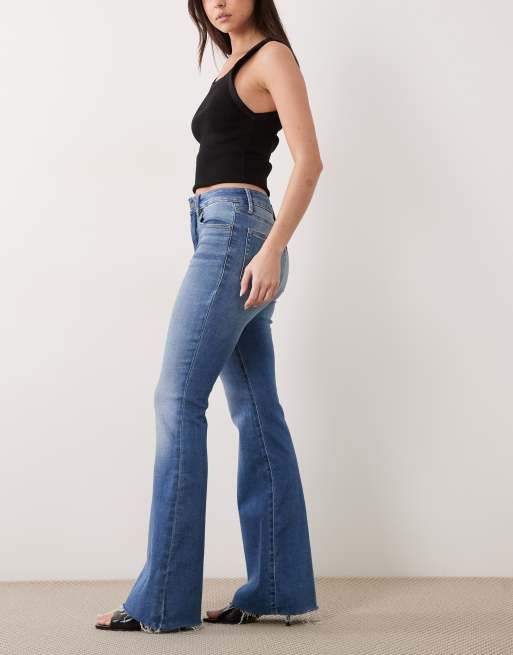 Vaqueros de campana con lavado azul medio Good Legs de Good American, 2 de 5