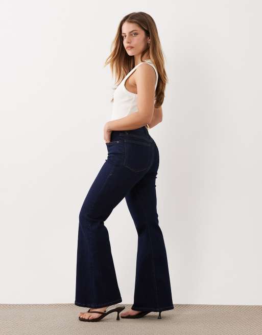 Vaqueros de campana con lavado azul oscuro Good Legs de Good American Petite, 2 de 5