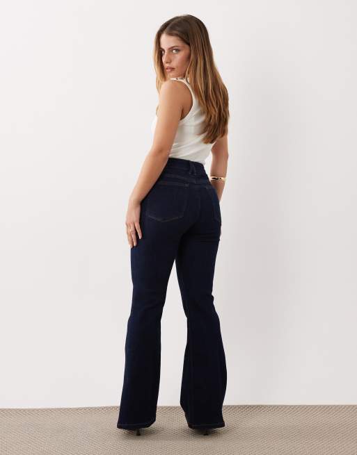 Vaqueros de campana con lavado azul oscuro Good Legs de Good American Petite, 3 de 5
