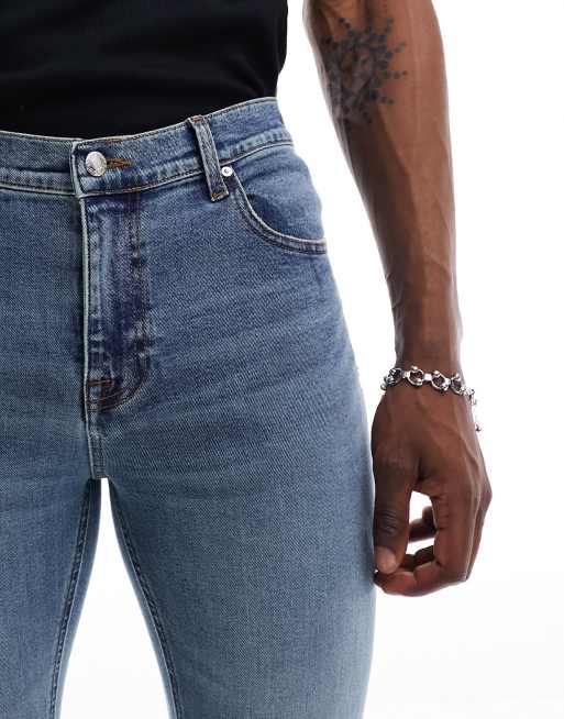 Vaqueros de campana con lavado tintado azul claro de ASOS DESIGN, 4 de 5