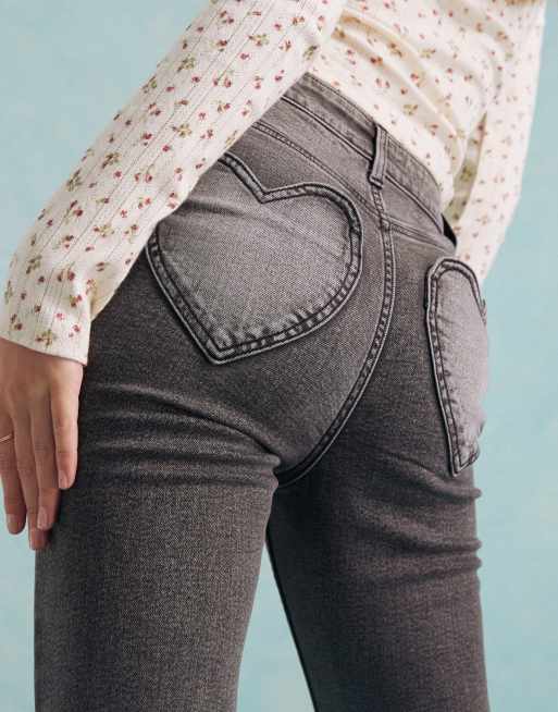 Vaqueros de campana negros con lavado claro y bolsillos en forma de corazón de Miss Selfridge, 3 de 5