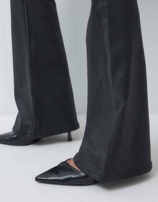Vaqueros de campana negros muy elásticos con diseño moldeador y acabado revestido de ASOS DESIGN, 4 de 5