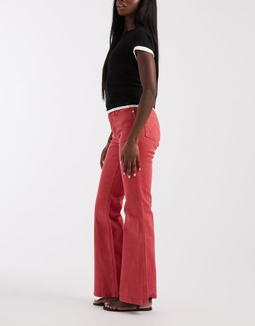 Vaqueros de campana rojo lavado de Wrangler x Lainey Wilson, 3 de 5
