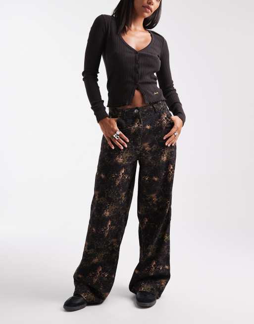 Vaqueros de corte antifit con estampado de camuflaje y floral WW de COLLUSION