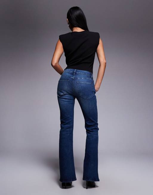 Vaqueros de corte bootcut con lavado medio oscuro de ASOS DESIGN Petite , 3 de 5