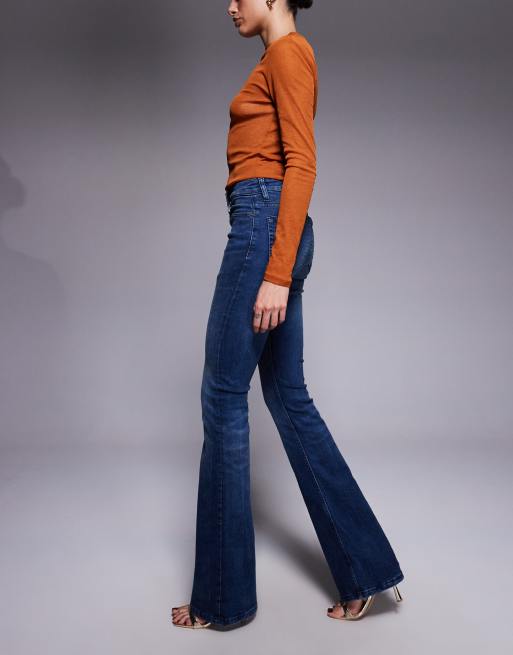 Vaqueros de corte bootcut con lavado oscuro medio de ASOS DESIGN Tall , 3 de 5