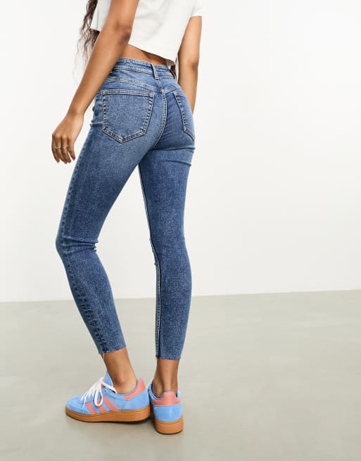 Vaqueros de corte pitillo con lavado deslucido de Miss Selfridge Petite, 3 de 5