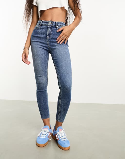 Vaqueros de corte pitillo con lavado deslucido de Miss Selfridge Petite, 4 de 5