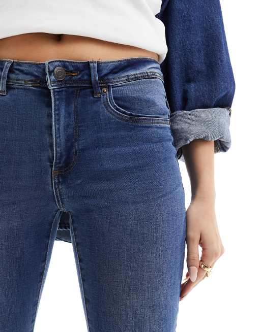 Vaqueros de corte pitillo y talle medio con lavado azul medio Tanya de Vero Moda, 4 de 5