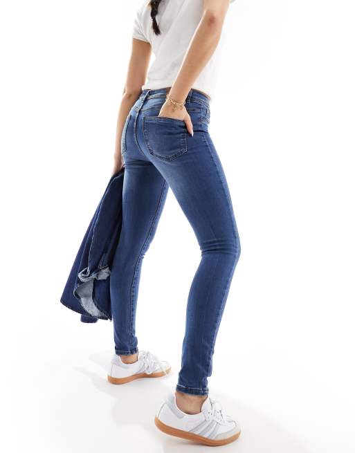 Vaqueros de corte pitillo y talle medio con lavado azul medio Tanya de Vero Moda, 5 de 5