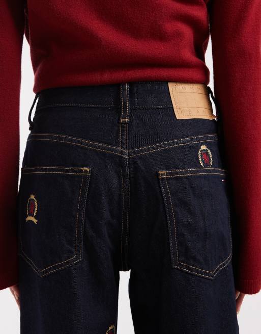 Vaqueros de corte recto holgado con lavado azul oscuro y estampado integral de escudo Mia de Tommy Jeans, 5 de 5