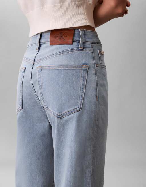 Vaqueros de corte recto y talle alto con lavado claro de Calvin Klein Jeans, 4 de 5